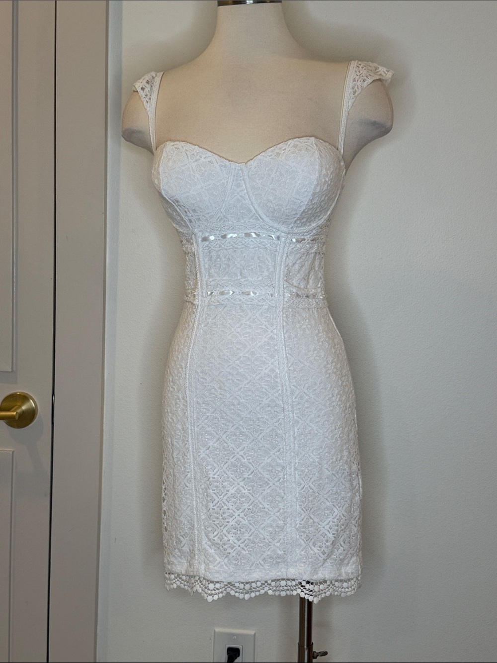 White Lace Sweetheart Neckline Bodycon Dress